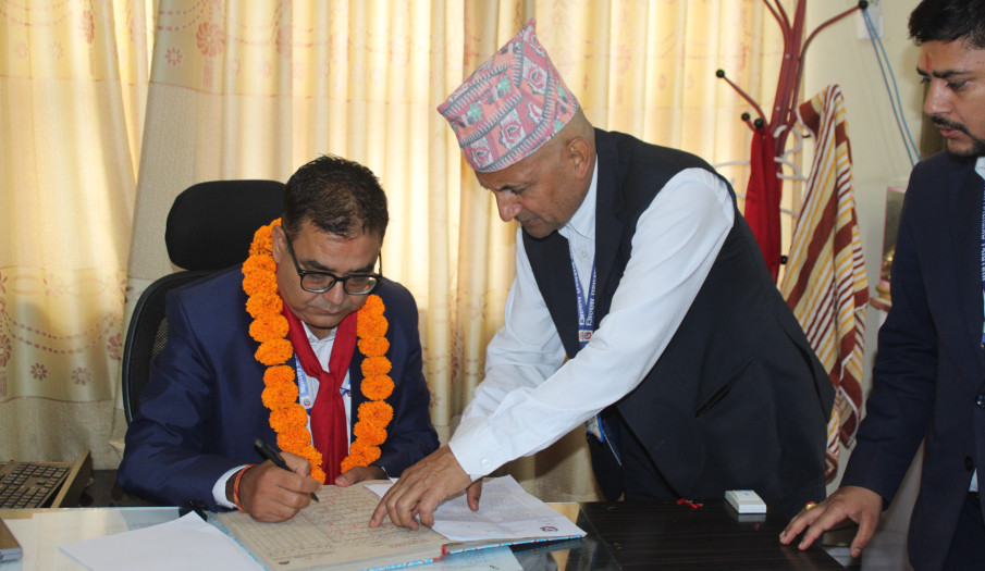 मिति २०८२/०४/२६ मा प्रमुख जिल्ला अधिकारी श्री विष्णु प्रसाद कोइरालाज्यू पद वाहाली गर्नु हुदै